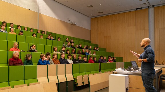 Uczniowie szkoły Infotech w kampusie UwB