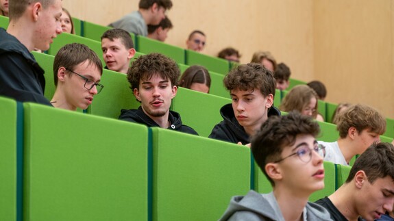 uczniowie Zespołu Szk&oacute;ł Og&oacute;lnokształcących w Augustowie na zajęciach w kampusie w ramach akcji Studiuj z UwB