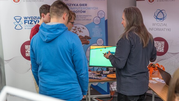 reprezentacja 14 wydział&oacute;w, rekrutacji i promocji na XX Targach Edukacyjnych w II Liceum Og&oacute;lnokształcącym im. Księżnej Anny z Sapieh&oacute;w Jabłonowskiej w Białymstoku 