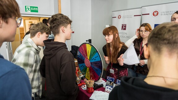 reprezentacja 14 wydział&oacute;w, rekrutacji i promocji na XX Targach Edukacyjnych w II Liceum Og&oacute;lnokształcącym im. Księżnej Anny z Sapieh&oacute;w Jabłonowskiej w Białymstoku 