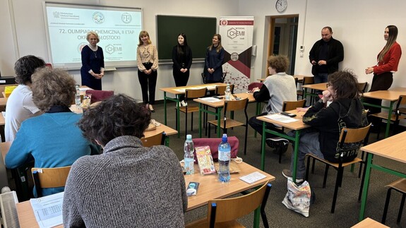 uczniowie biorący udział w II etapie Olimpiady chemicznej w kampusie UwB