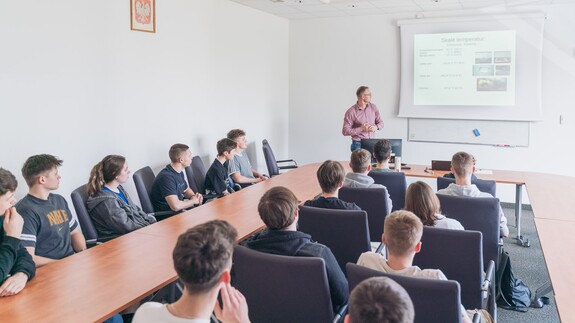uczniowie szkół średnich w kampusie UwB na wykładach
