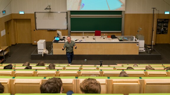 uczniowie z ZS w Suwałkach na zajęciach w kampusie UwB