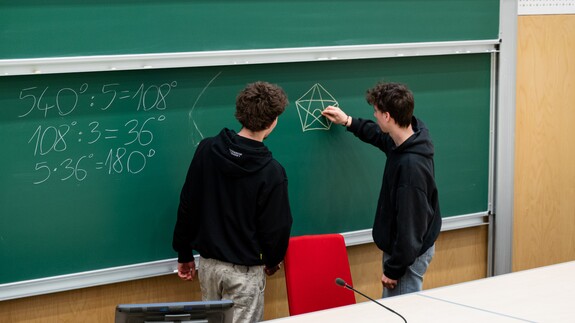 uczniowie Zespołu Szk&oacute;ł Og&oacute;lnokształcących w Augustowie na zajęciach w kampusie w ramach akcji Studiuj z UwB