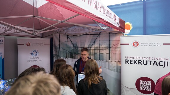 reprezentacja 14 wydział&oacute;w, rekrutacji i promocji na XX Targach Edukacyjnych w II Liceum Og&oacute;lnokształcącym im. Księżnej Anny z Sapieh&oacute;w Jabłonowskiej w Białymstoku 
