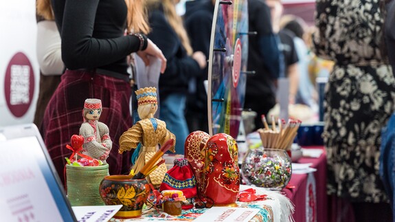 reprezentacja 14 wydział&oacute;w, rekrutacji i promocji na XX Targach Edukacyjnych w II Liceum Og&oacute;lnokształcącym im. Księżnej Anny z Sapieh&oacute;w Jabłonowskiej w Białymstoku 