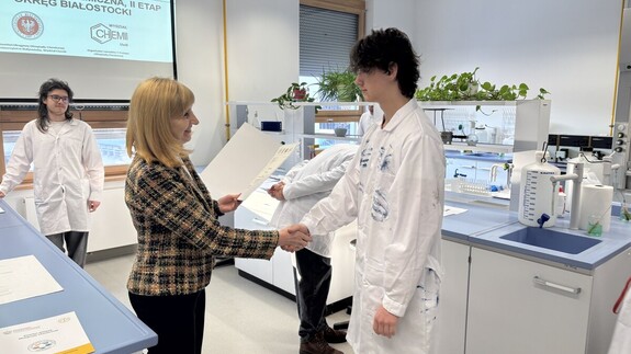 uczniowie biorący udział w II etapie Olimpiady chemicznej w kampusie UwB