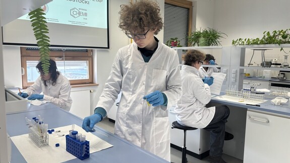 uczniowie biorący udział w II etapie Olimpiady chemicznej w kampusie UwB