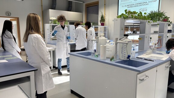 uczniowie biorący udział w II etapie Olimpiady chemicznej w kampusie UwB