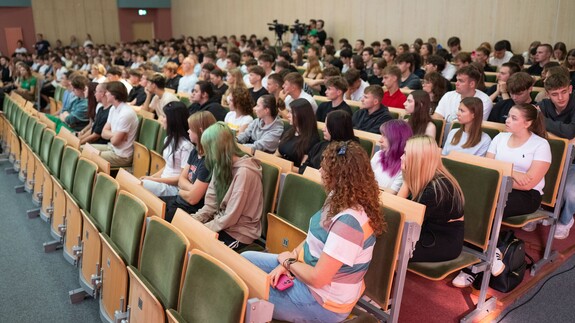 Zgromadzeni uczniowie podczas podczas inauguracji Białostockiego Salonu Maturzysty Perspektywy 2026.