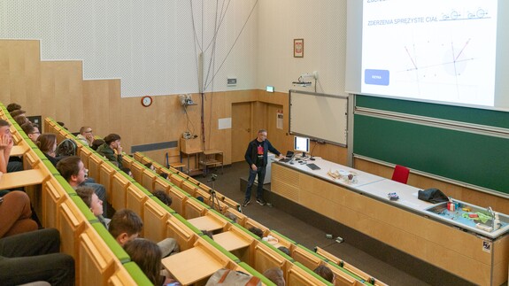 Uczniowie szkoły Infotech w kampusie UwB