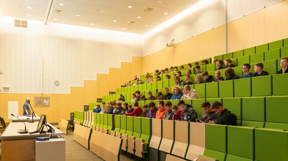 Uczniowie szkoły Infotech w kampusie UwB