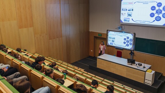 uczniowie ILO w Augustowie w kampusie UwB na zajęciach w ramach akcji Studiuj z UwB