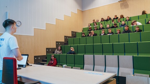 uczniowie ILO w Augustowie w kampusie UwB na zajęciach w ramach akcji Studiuj z UwB