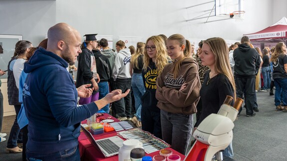 reprezentacja 14 wydział&oacute;w, rekrutacji i promocji na XX Targach Edukacyjnych w II Liceum Og&oacute;lnokształcącym im. Księżnej Anny z Sapieh&oacute;w Jabłonowskiej w Białymstoku 