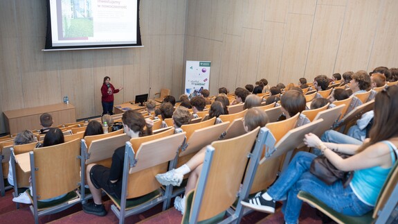 Pracownik Uniwersyteckiego Centrum Rekrutacji rozmawiają z uczniami przy stoisku Uniwersytetu w Białymstoku podczas Białostockiego Salonu Maturzysty
