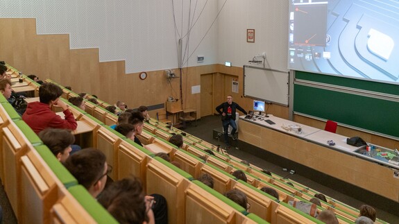 Uczniowie szkoły Infotech w kampusie UwB