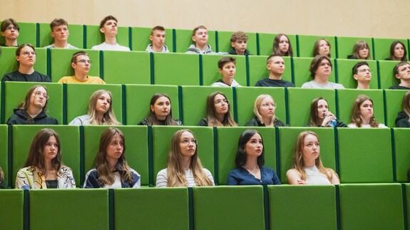 uczniowie szkół średnich w kampusie UwB na wykładach