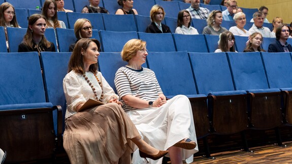 dr hab. Marta Kowalczuk-Walędziak, prof. UwB i dr Maryna Michaluk na auli podczas uroczystoci podsumowania programu tutorskiego