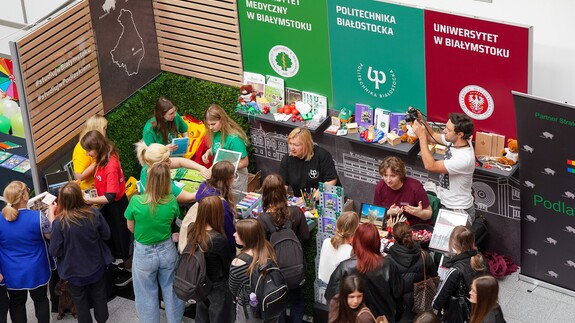 młodzież wraz z pracownikiem rekrutacji UwB podczas targ&oacute;w edukacyjnych Salon Maturzyst&oacute;w Perspektywy 2026