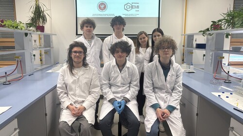 uczniowie biorący udział w II etapie Olimpiady chemicznej w kampusie UwB