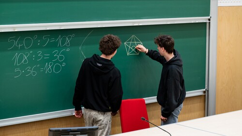 uczniowie Zespołu Szkół Ogólnokształcących w Augustowie na zajęciach w kampusie w ramach akcji Studiuj z UwB