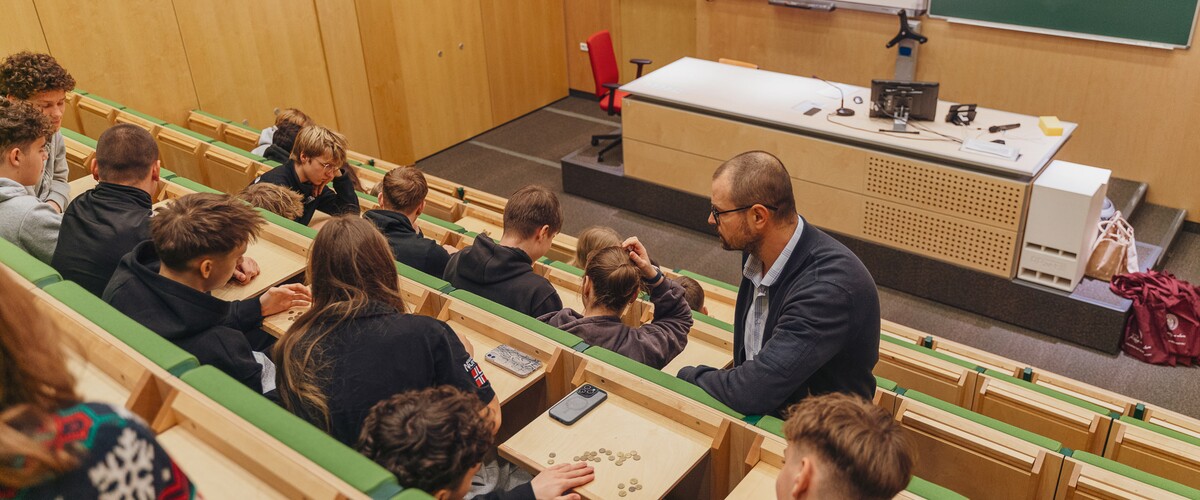 uczniowie szkół ponadpodstawowych na spotkaniach edukacyjnych w ramach akcji Studiuj z UwB