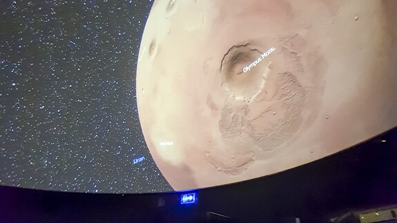 Dzień Nauki Polskiej zajęcia w planetarium UwB skierowane do młodzieży szkół białostockich