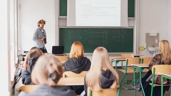 uczniowie szk&oacute;ł ponadpodstawowych na spotkaniach edukacyjnych w ramach akcji Studiuj z UwB