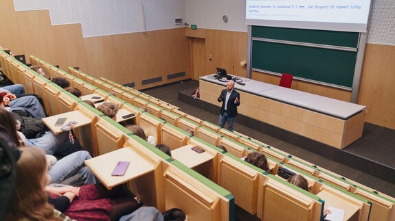 uczniowie szk&oacute;ł ponadpodstawowych na spotkaniach edukacyjnych w ramach akcji Studiuj z UwB