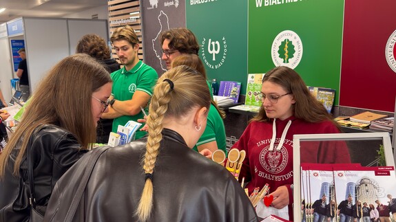 młodzież wraz ze studentką UwB podczas targ&oacute;w edukacyjnych Salon Maturzyst&oacute;w Perspektywy 2026