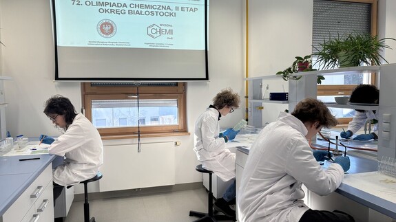 uczniowie biorący udział w II etapie Olimpiady chemicznej w kampusie UwB