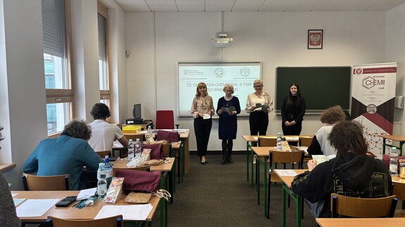 uczniowie biorący udział w II etapie Olimpiady chemicznej w kampusie UwB