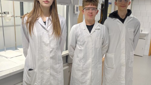 uczniowie II LO w Białymstoku na zajęciach z=chemicznych w kampusie UwB na Wydziale Chemii