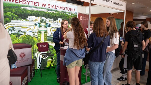 Pracownicy Uniwersyteckiego Centrum Rekrutacji rozmawiają z uczniami przy stoisku Uniwersytetu w Białymstoku podczas Białostockiego Salonu Maturzysty