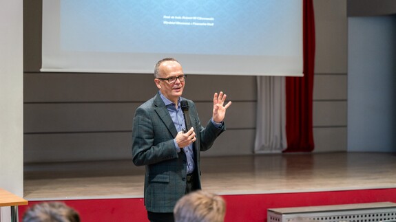 uczniowie szk&oacute;ł ponadpodstawowych na spotkaniach edukacyjnych w ramach akcji Studiuj z UwB