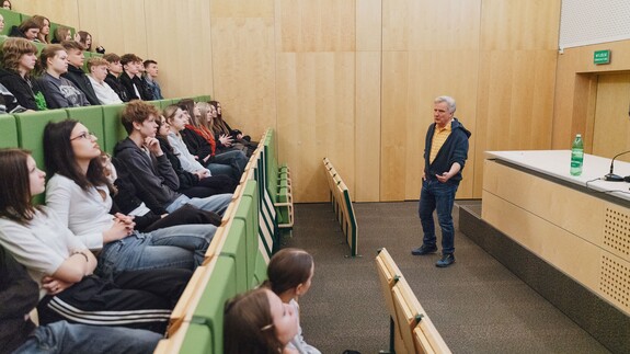 uczniowie szk&oacute;ł ponadpodstawowych na spotkaniach edukacyjnych w ramach akcji Studiuj z UwB