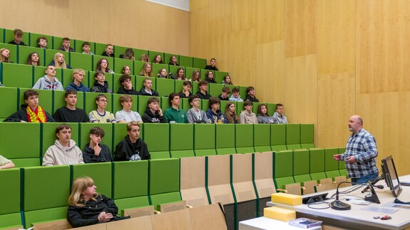 uczniowie Zespołu Szk&oacute;ł Og&oacute;lnokształcących w Augustowie na zajęciach w kampusie w ramach akcji Studiuj z UwB