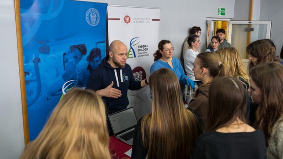 reprezentacja 14 wydział&oacute;w, rekrutacji i promocji na XX Targach Edukacyjnych w II Liceum Og&oacute;lnokształcącym im. Księżnej Anny z Sapieh&oacute;w Jabłonowskiej w Białymstoku 