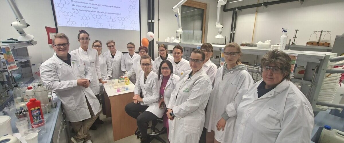 nauczycielki z przedszkola w Siemiatyczach na zajęciach warsztatowych na Wydziale Chemii w kampusie UwB