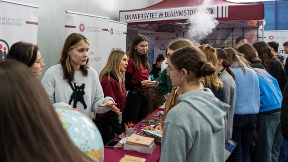 reprezentacja 14 wydział&oacute;w, rekrutacji i promocji na XX Targach Edukacyjnych w II Liceum Og&oacute;lnokształcącym im. Księżnej Anny z Sapieh&oacute;w Jabłonowskiej w Białymstoku 