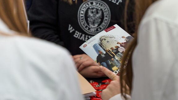 reprezentacja 14 wydział&oacute;w, rekrutacji i promocji na XX Targach Edukacyjnych w II Liceum Og&oacute;lnokształcącym im. Księżnej Anny z Sapieh&oacute;w Jabłonowskiej w Białymstoku 
