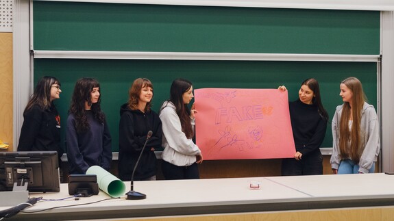 uczniowie szk&oacute;ł ponadpodstawowych na spotkaniach edukacyjnych w ramach akcji Studiuj z UwB