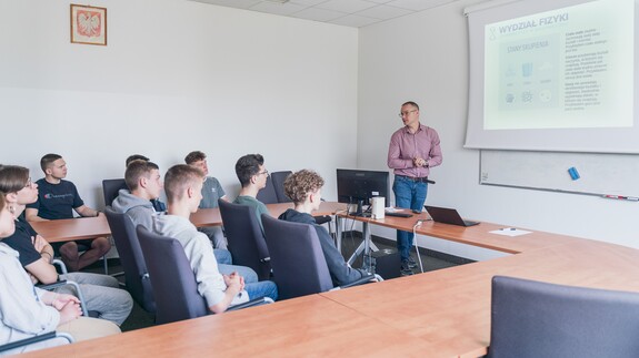 uczniowie szkół średnich w kampusie UwB na wykładach