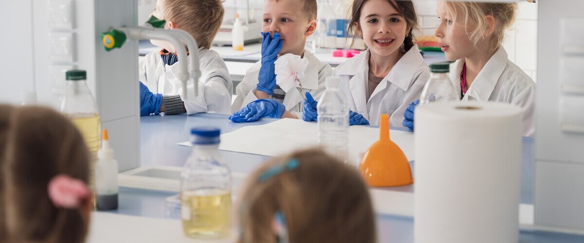 laboratoria chemiczne z uczniami