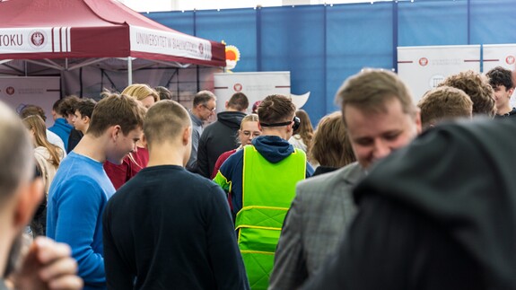 reprezentacja 14 wydział&oacute;w, rekrutacji i promocji na XX Targach Edukacyjnych w II Liceum Og&oacute;lnokształcącym im. Księżnej Anny z Sapieh&oacute;w Jabłonowskiej w Białymstoku 