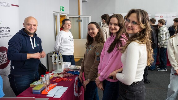 reprezentacja 14 wydział&oacute;w, rekrutacji i promocji na XX Targach Edukacyjnych w II Liceum Og&oacute;lnokształcącym im. Księżnej Anny z Sapieh&oacute;w Jabłonowskiej w Białymstoku 