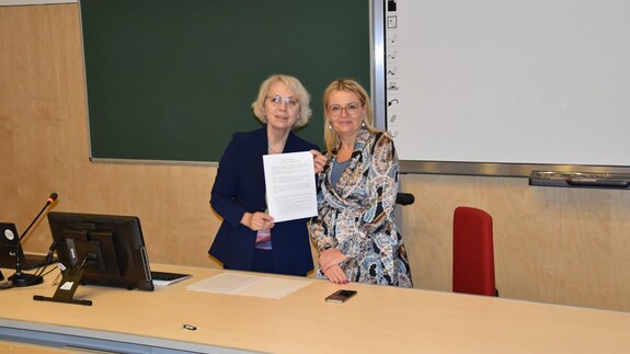 podpisanie umowy o wsp&oacute;łpracy pomiędzy panią Dziekan Wydziału Chemii, prof. dr hab. Joannę Karpińską a panią Dyrektor I SLO dr Martą Białobrzeską