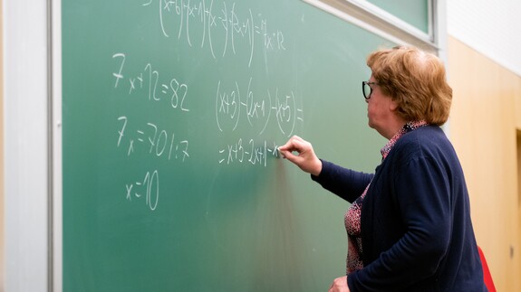 uczniowie z Ostrołęki na zajęciach edukacyjnych w kampusie UwB w ramach akcji studiuj z UwB