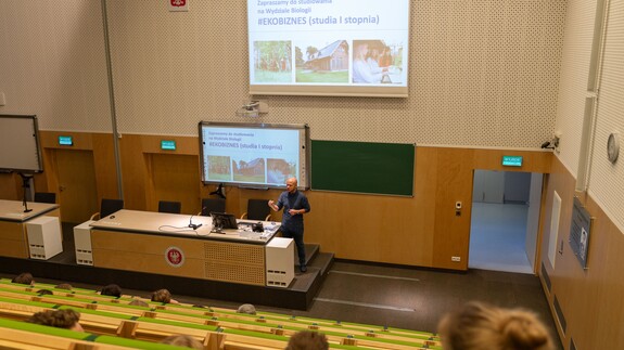 Uczniowie szkoły Infotech w kampusie UwB
